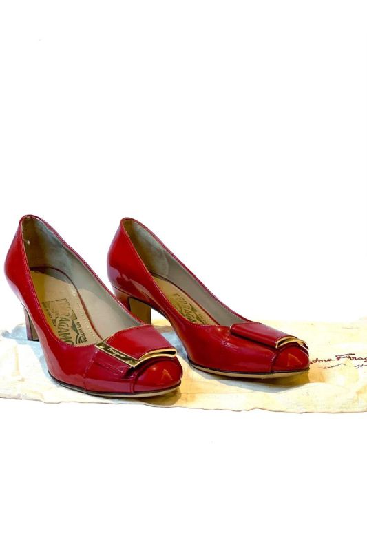 FERRAGAMO RED PATENT LEATHER LOGO PUMPS
