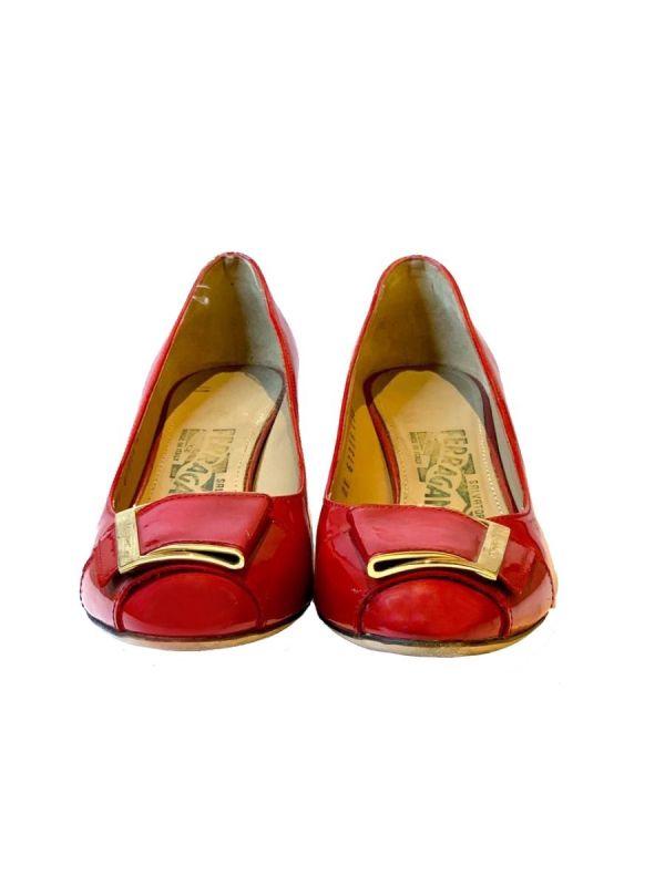 FERRAGAMO RED PATENT LEATHER LOGO PUMPS